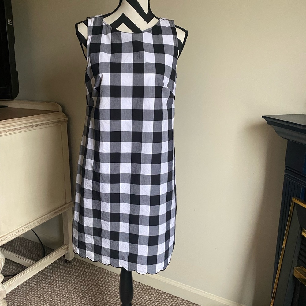 Adrianna Papell black & white dress fully lined w/cute scallop details
